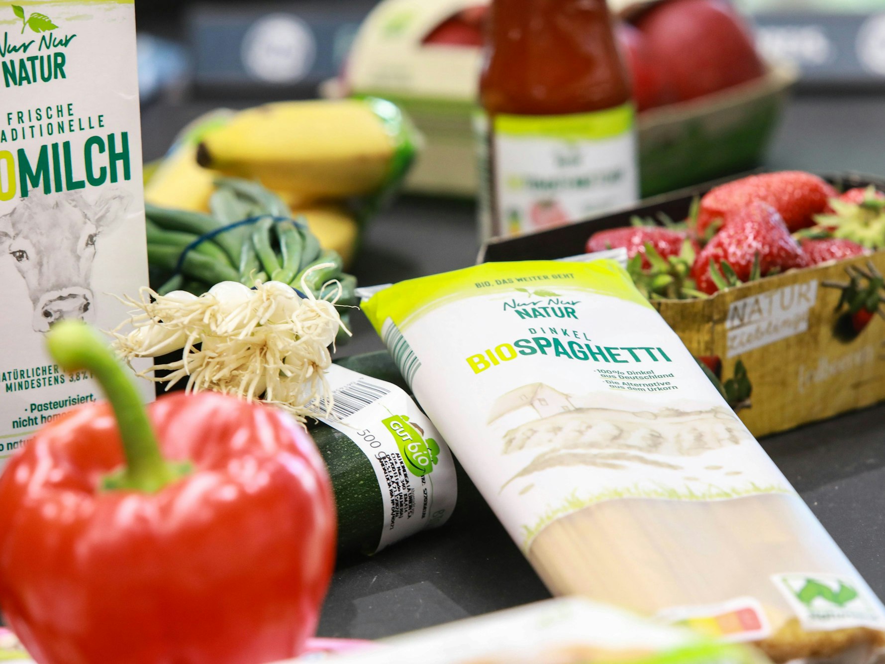 „Nur Nur Natur“-Lebensmittel auf einem Kassenband bei Aldi Süd.