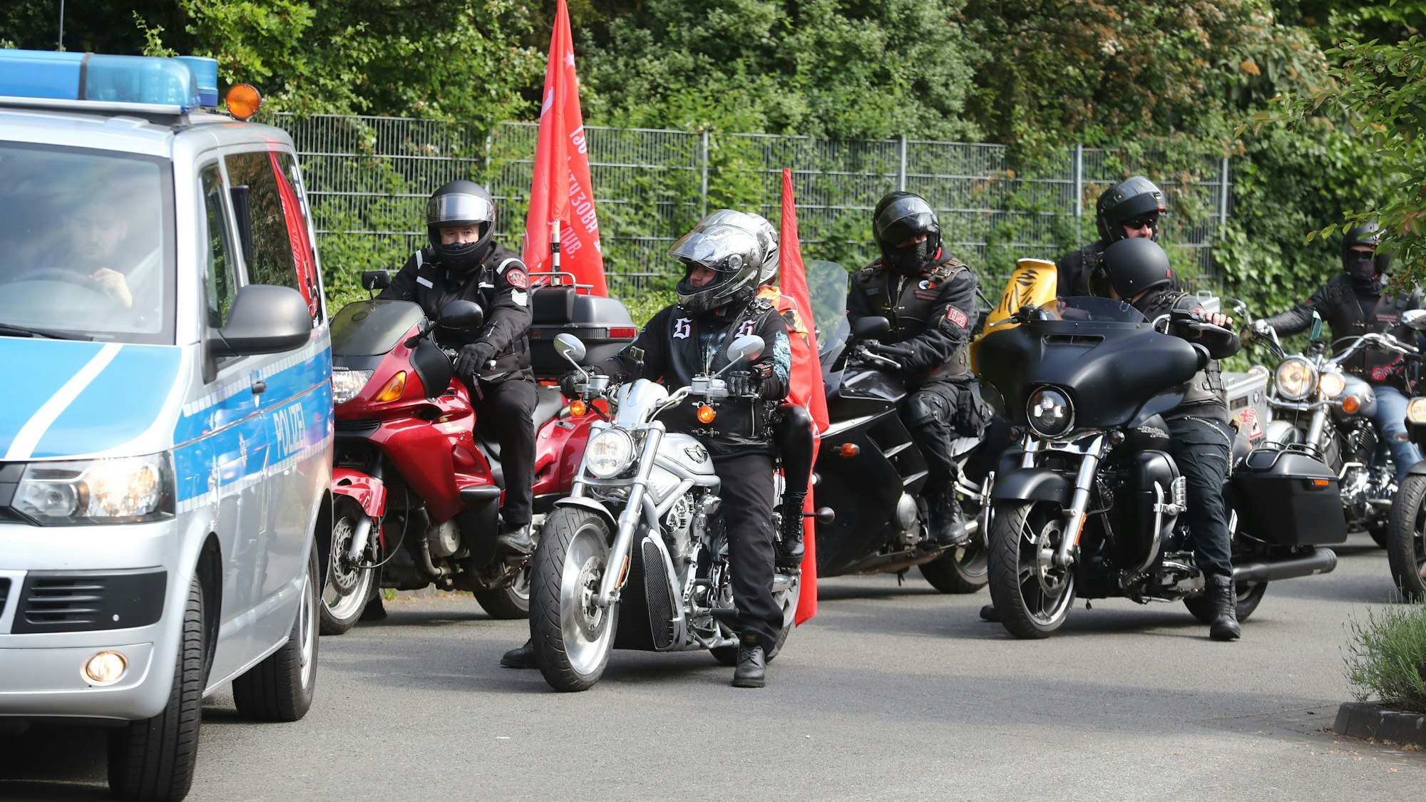 Ein pro-russischer Motorrad-Korso fährt am 8. Mai 2023 durch Köln und wird von der Polizei begleitet.