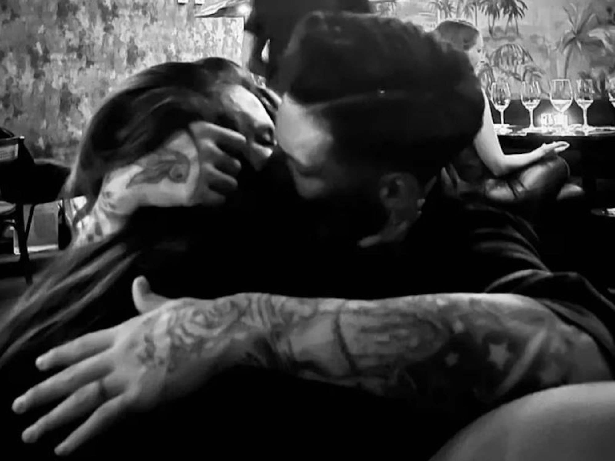 Camila Homs küsst José Ernesto Sosa.