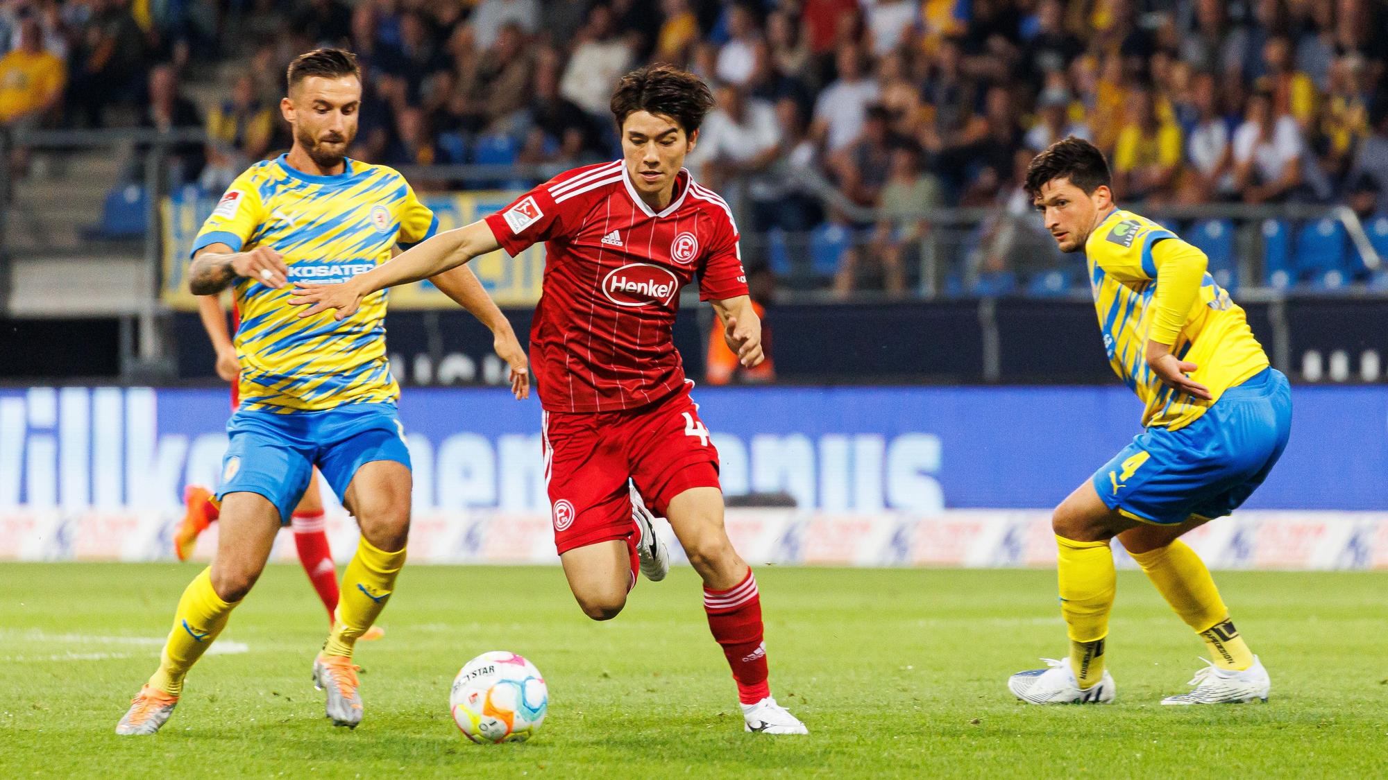 Fortuna Düsseldorf Ao Tanaka führt den Ball im Spiel bei Eintracht Braunschweig.