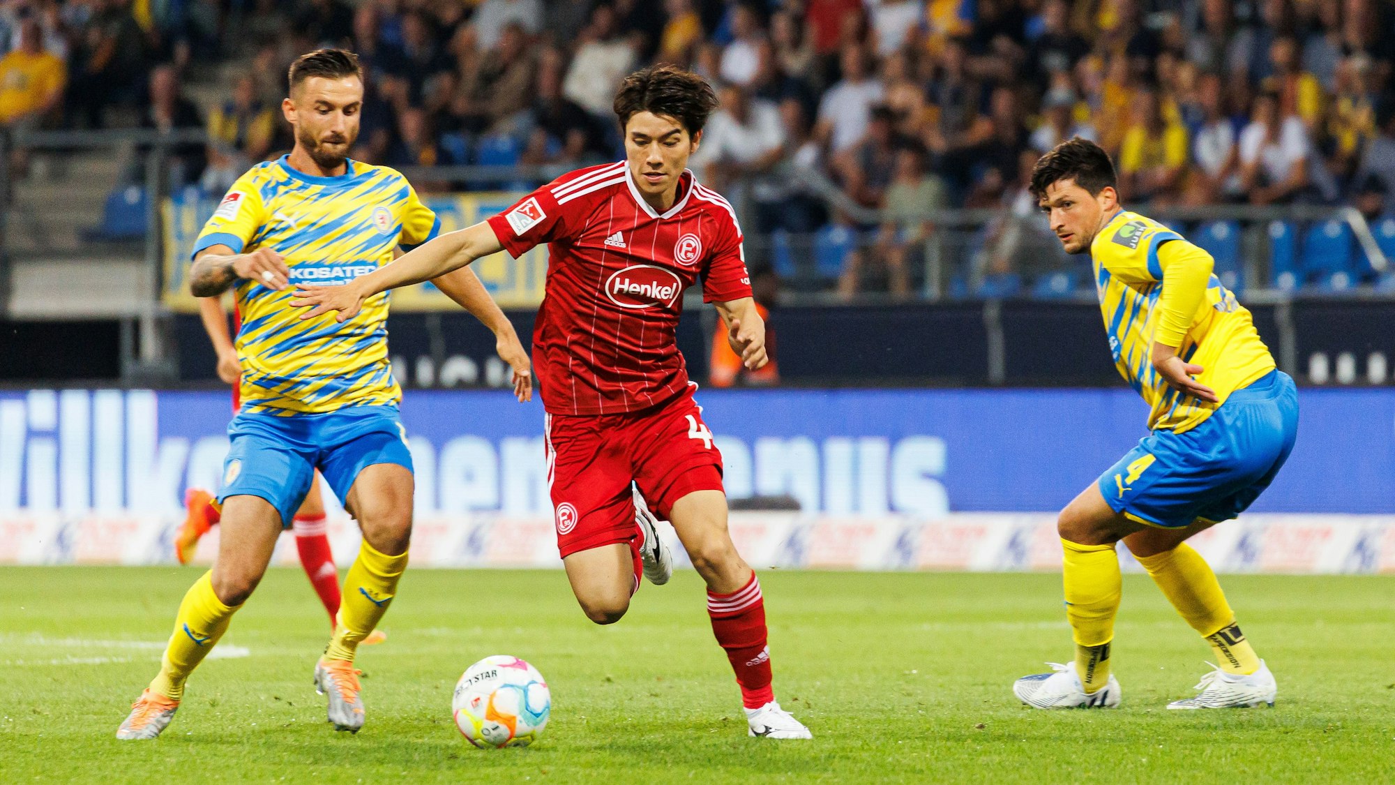 Fortuna Düsseldorf Ao Tanaka führt den Ball im Spiel bei Eintracht Braunschweig.