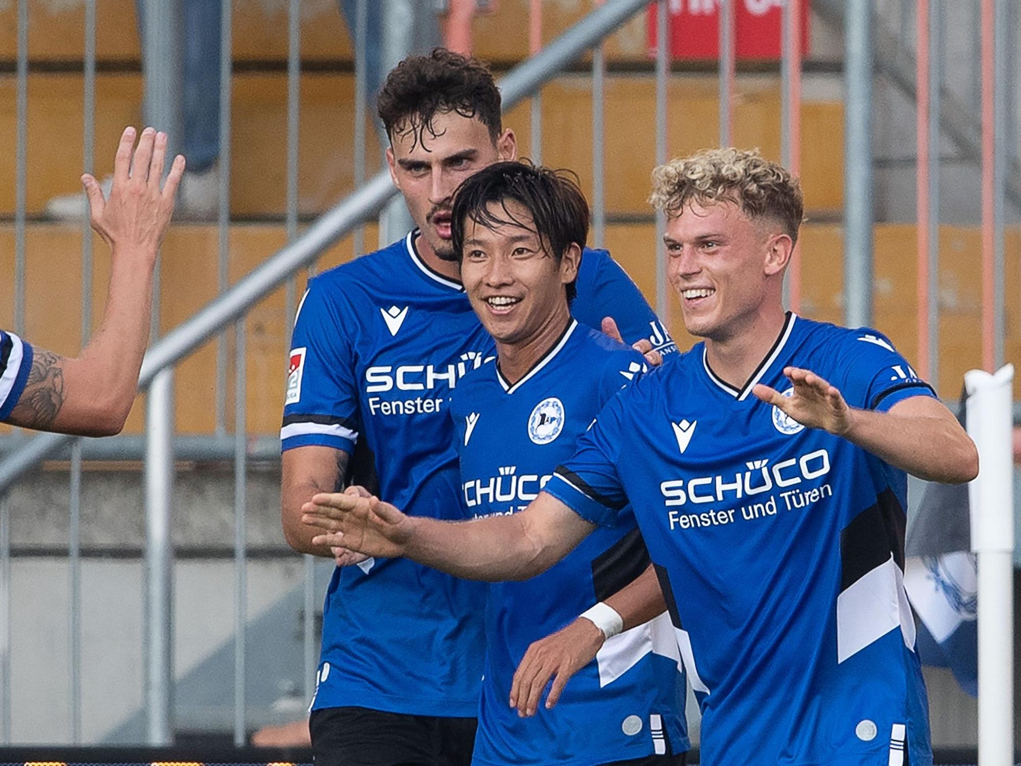 Bielefelds Robin Hack (r) jubelt nach seinem Tor zum 3:0.