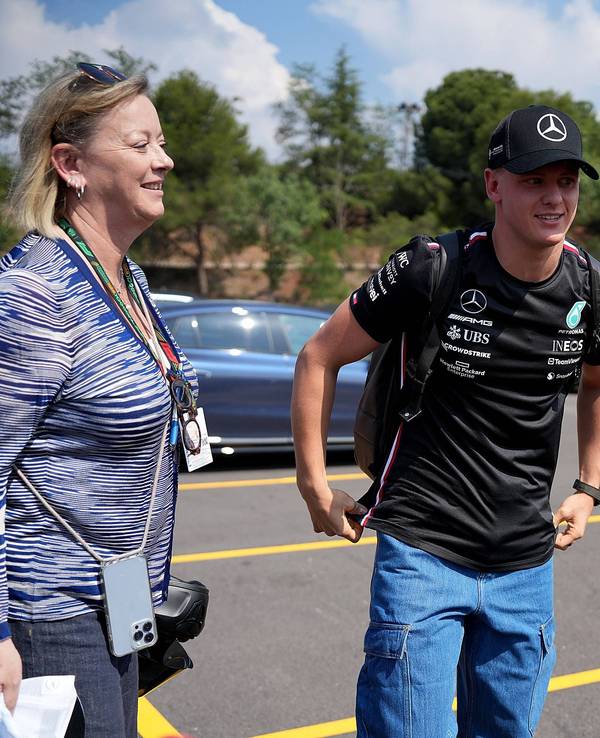 Mick Schumacher steht an der Rennstrecke in Barcelona auf einem Parkplatz.