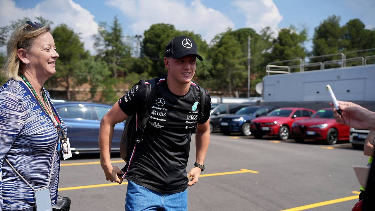 Mick Schumacher steht an der Rennstrecke in Barcelona auf einem Parkplatz.