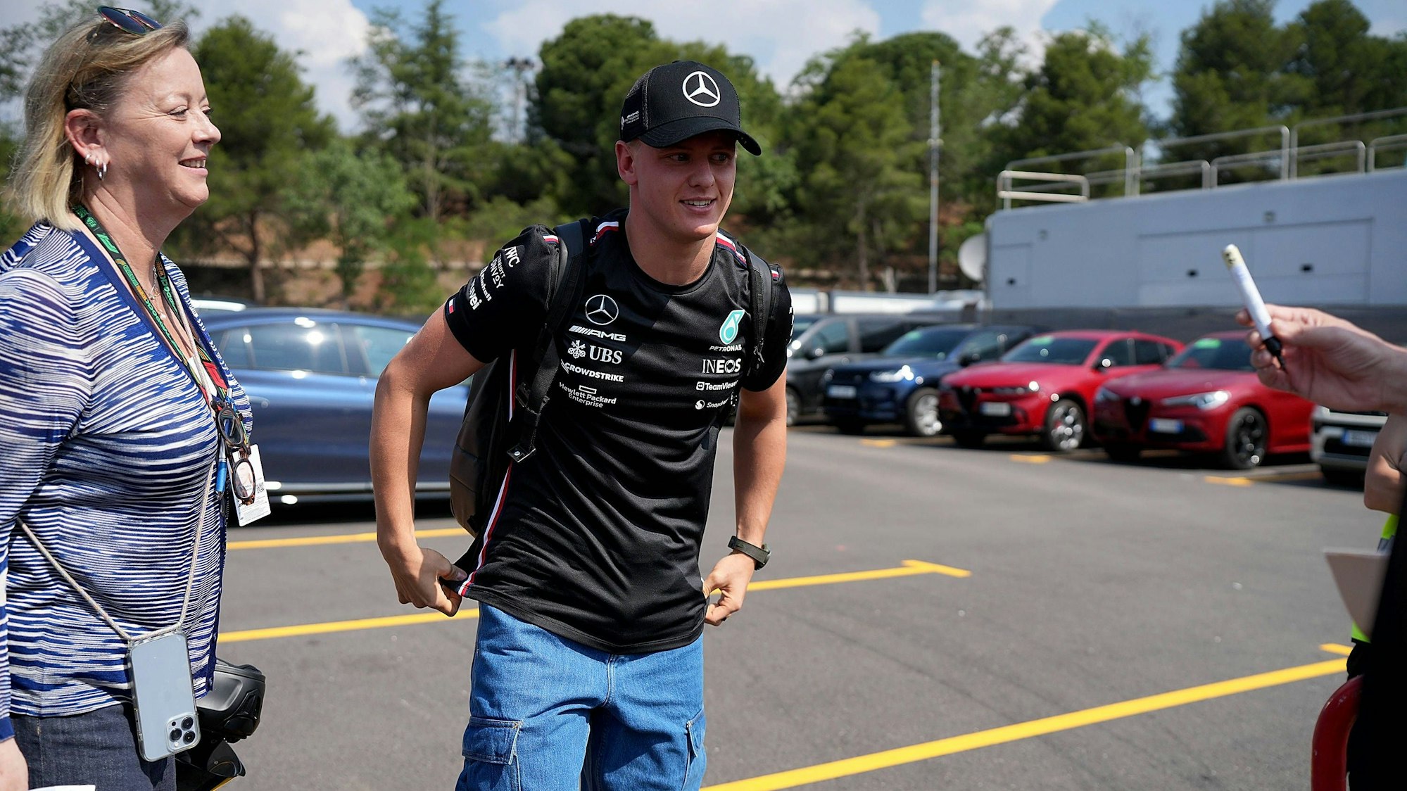 Mick Schumacher steht an der Rennstrecke in Barcelona auf einem Parkplatz.