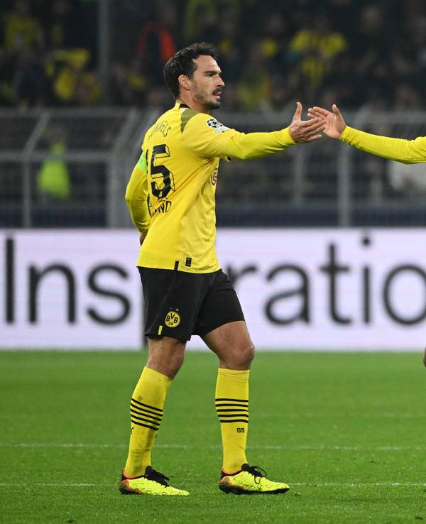 Jude Bellingham klatscht mit Mats Hummels ab.