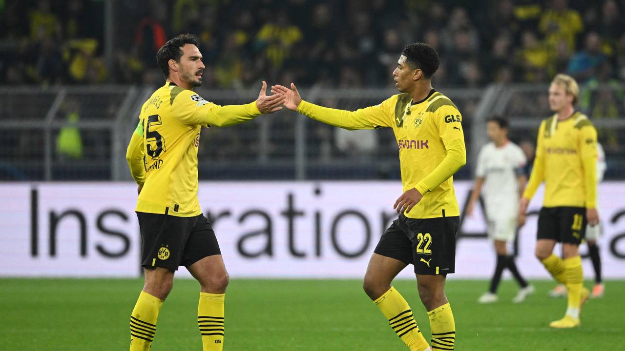 Jude Bellingham klatscht mit Mats Hummels ab.