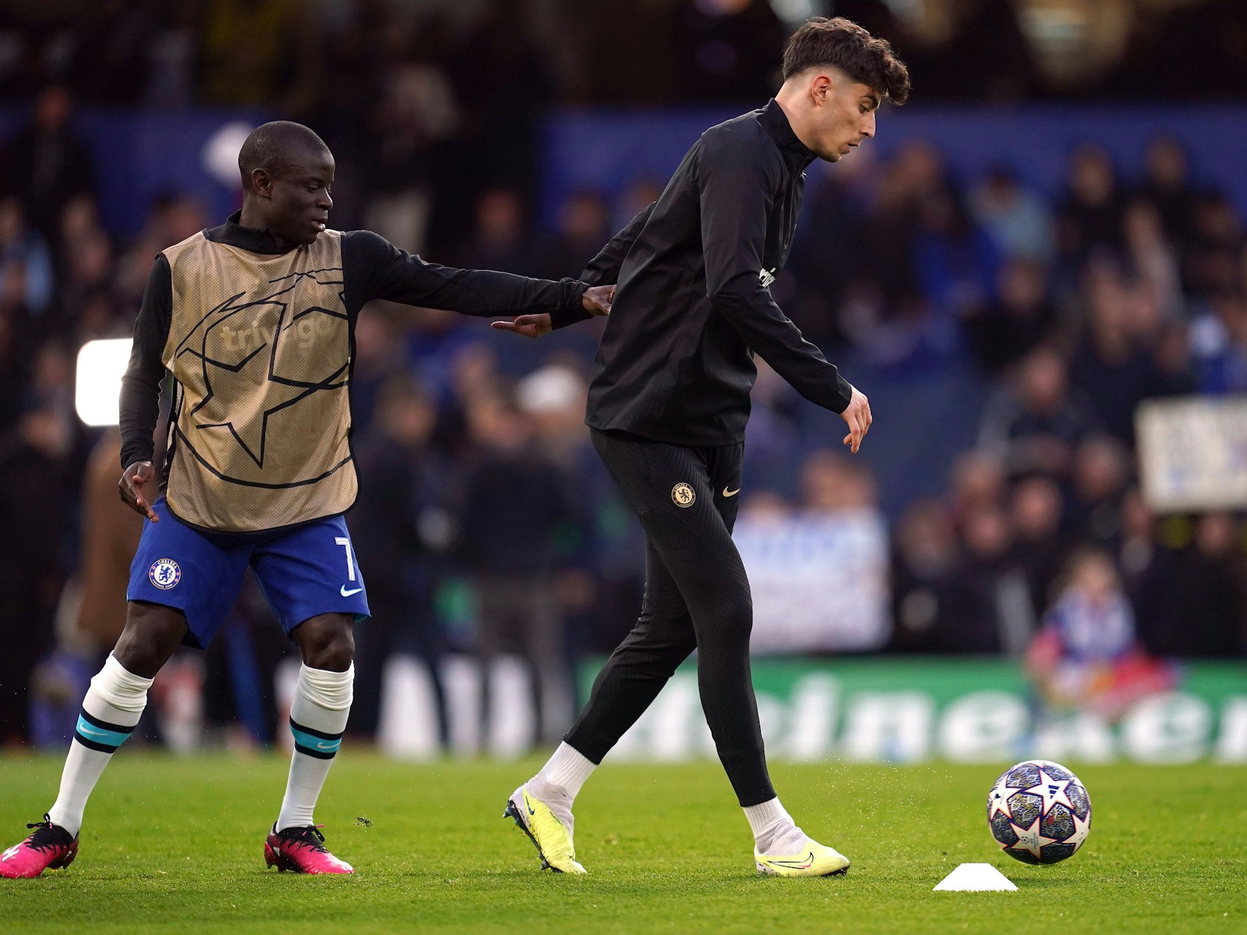 Kai Havertz und N'Golo Kante vom FC Chelsea wärmen sich vor dem Spiel auf.