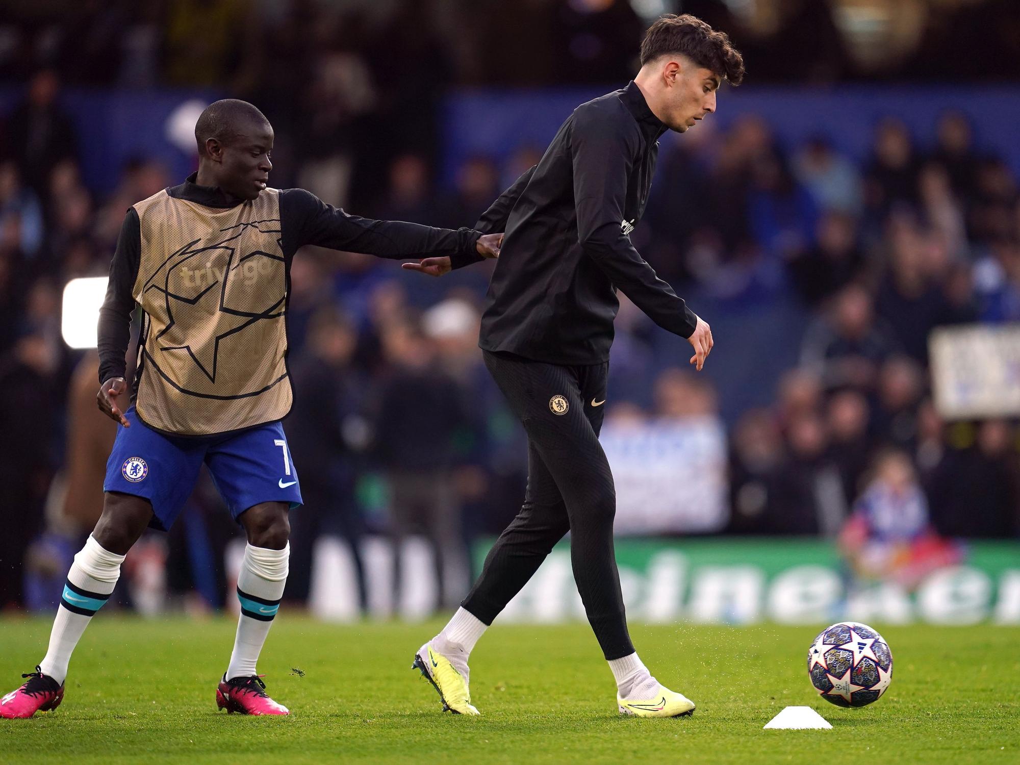 Kai Havertz und N'Golo Kante vom FC Chelsea wärmen sich vor dem Spiel auf.