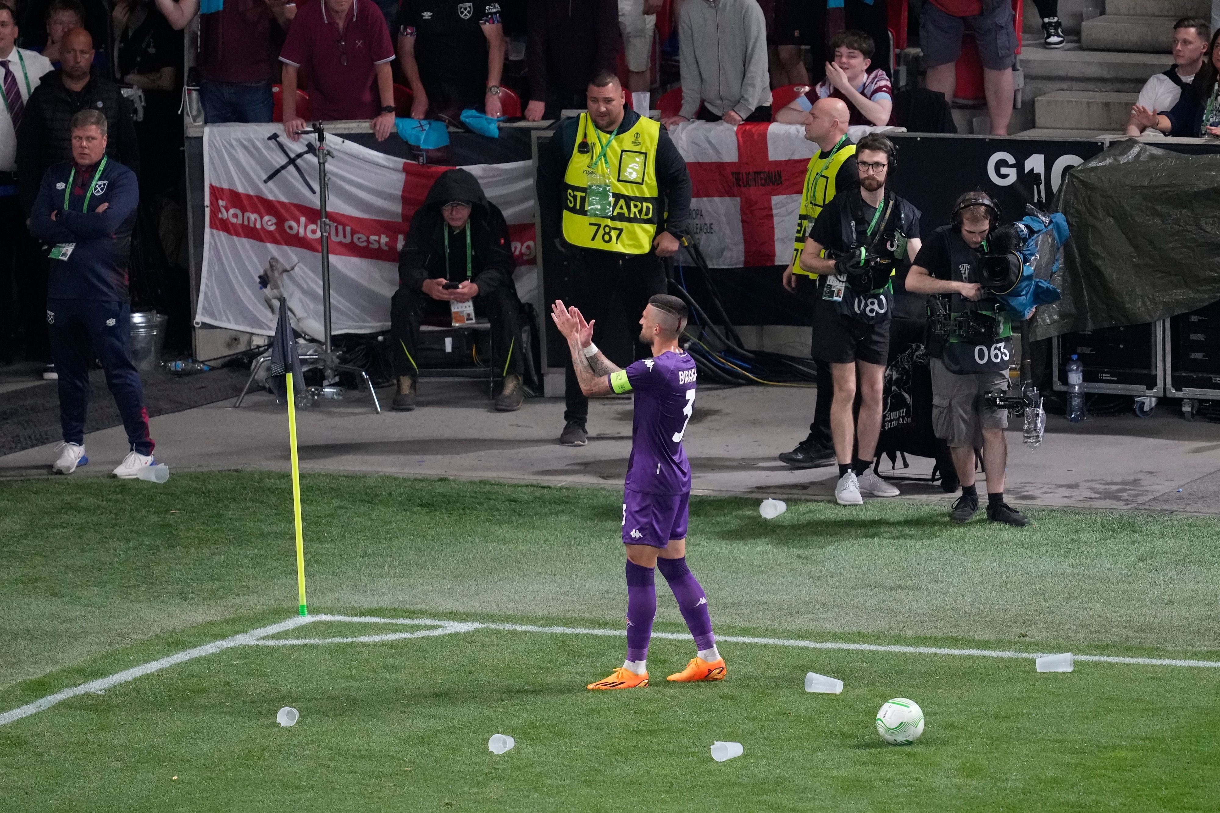 Cristiano Biraghi blutet nach Treffern an den Kopf.