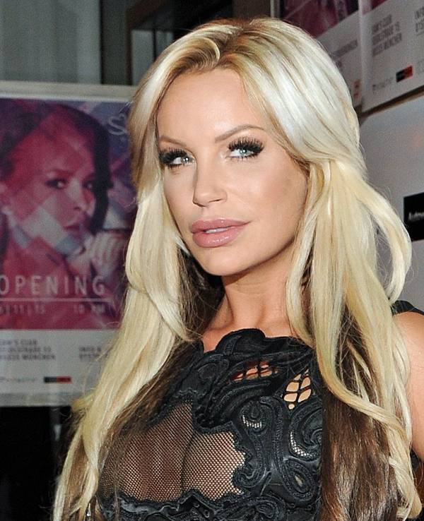 Model Gina-Lisa Lohfink kommt am 06.11.2015 zur Eröffnung des Nachtclubs Sam's in München (Bayern).