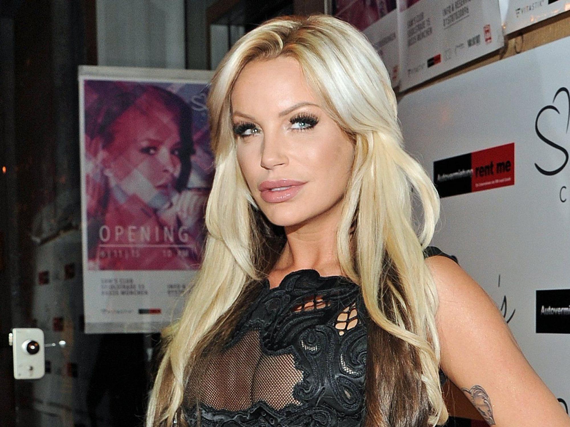 Model Gina-Lisa Lohfink kommt am 06.11.2015 zur Eröffnung des Nachtclubs Sam's in München (Bayern).