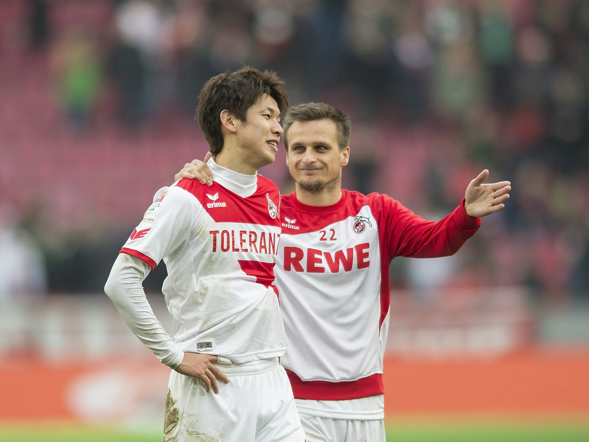 Der ehemalige FC-Profi Slawomir Peszko (r.), hier gemeinsam mit Stürmer Yuya Osako nach einem 1:1 gegen Werder Bremen am 21. März 2015, beendet seine Fußball-Karriere.