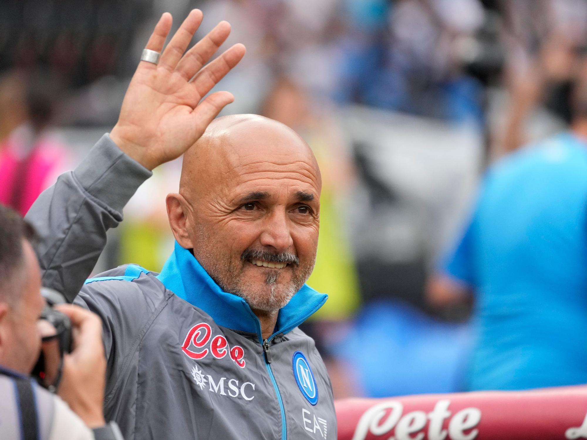 Luciano Spalletti winkt.