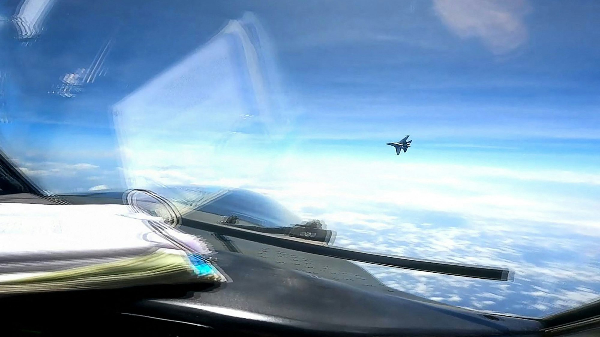 Dieser Bildschirmausschnitt aus einem am 26. Mai 2023 aufgenommenen, vom United States Indo-Pacific Command (PACOM) veröffentlichten, Video zeigt einen chinesischen J-16-Kampfpiloten, der im internationalen Luftraum über dem Südchinesischen Meer dicht vor der Nase eines RC-135-Aufklärungsflugzeug der US Air Force fliegt.