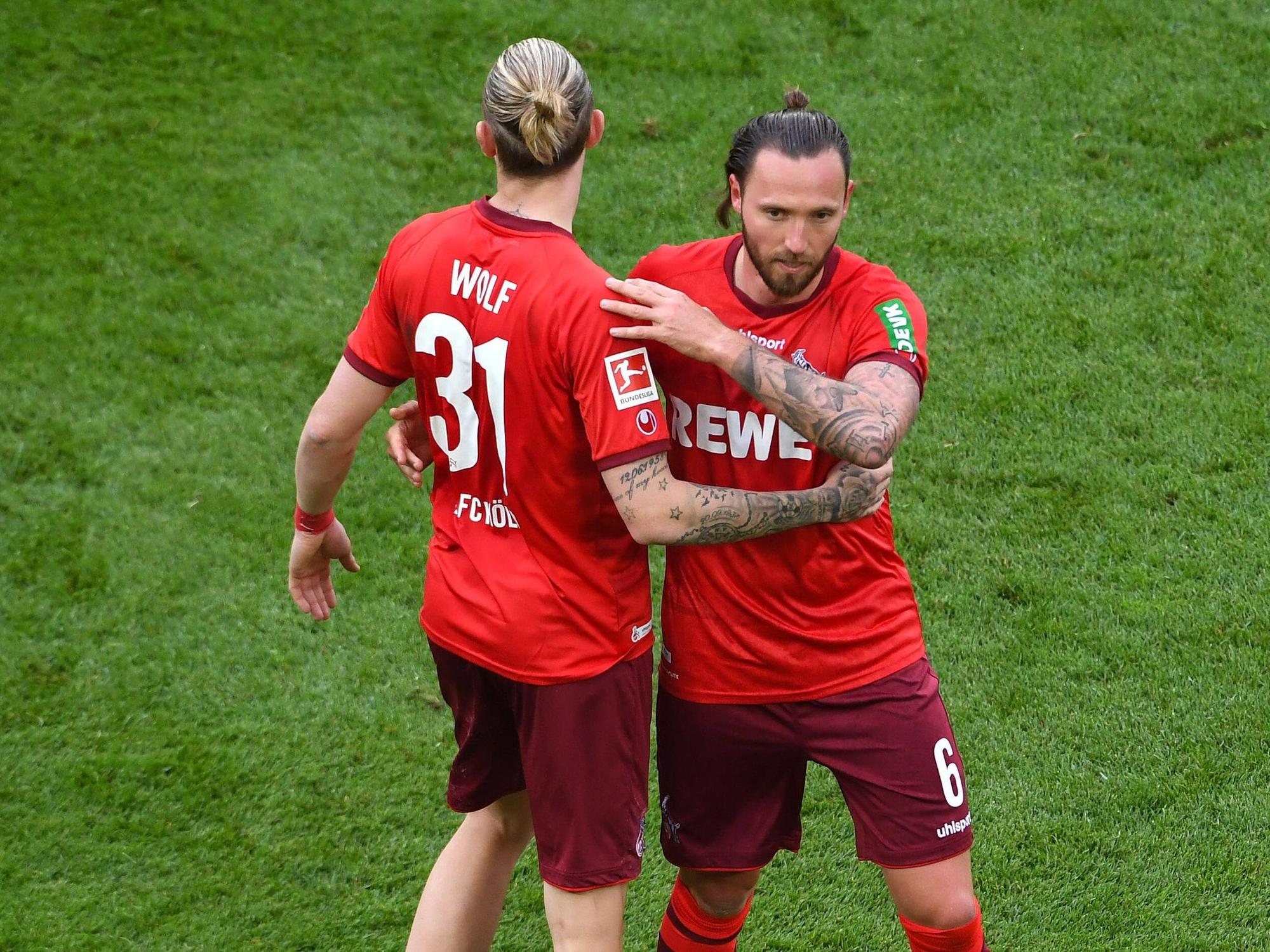 Marco Höger klatscht sich mit Marius Wolf ab.