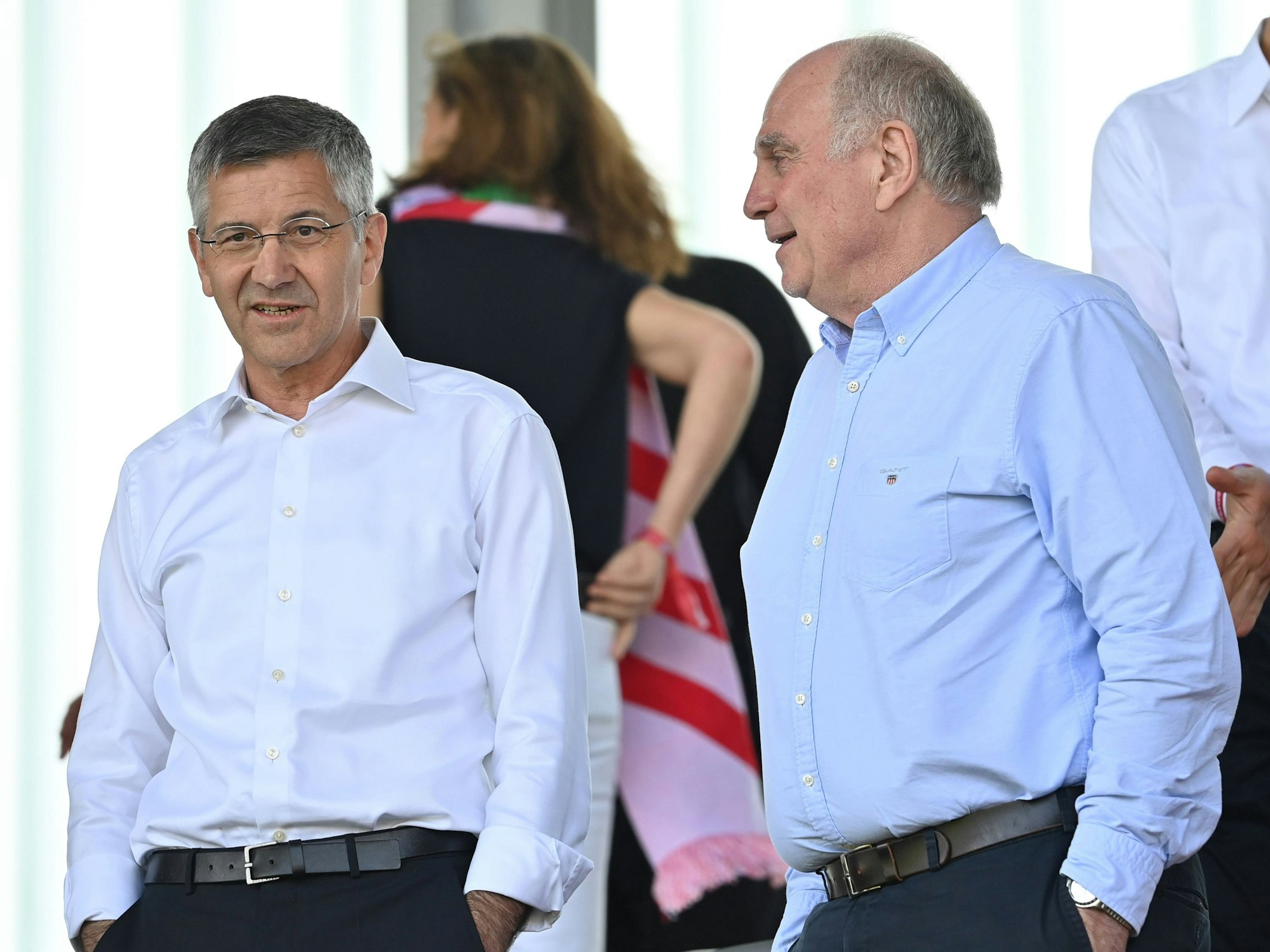 Bayern-Präsident Herbert Hainer (l.) hier gemeinsam mit Uli Hoeneß am 28. Mai 2023 beim Spiel der Frauen des FCB gegen Turbine Potsdam.