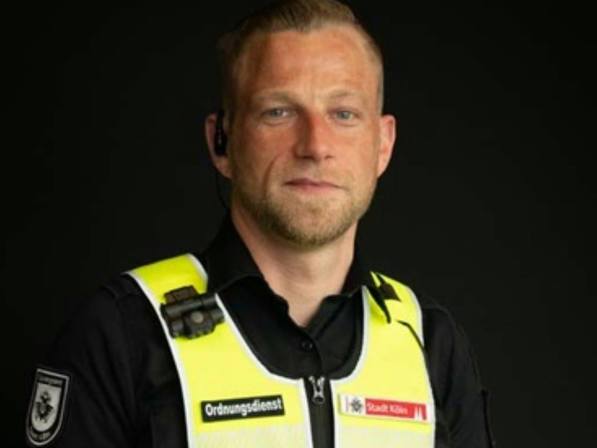 Michael Mader trägt eine Weste mit der Aufschrift Ordnungsdienst.