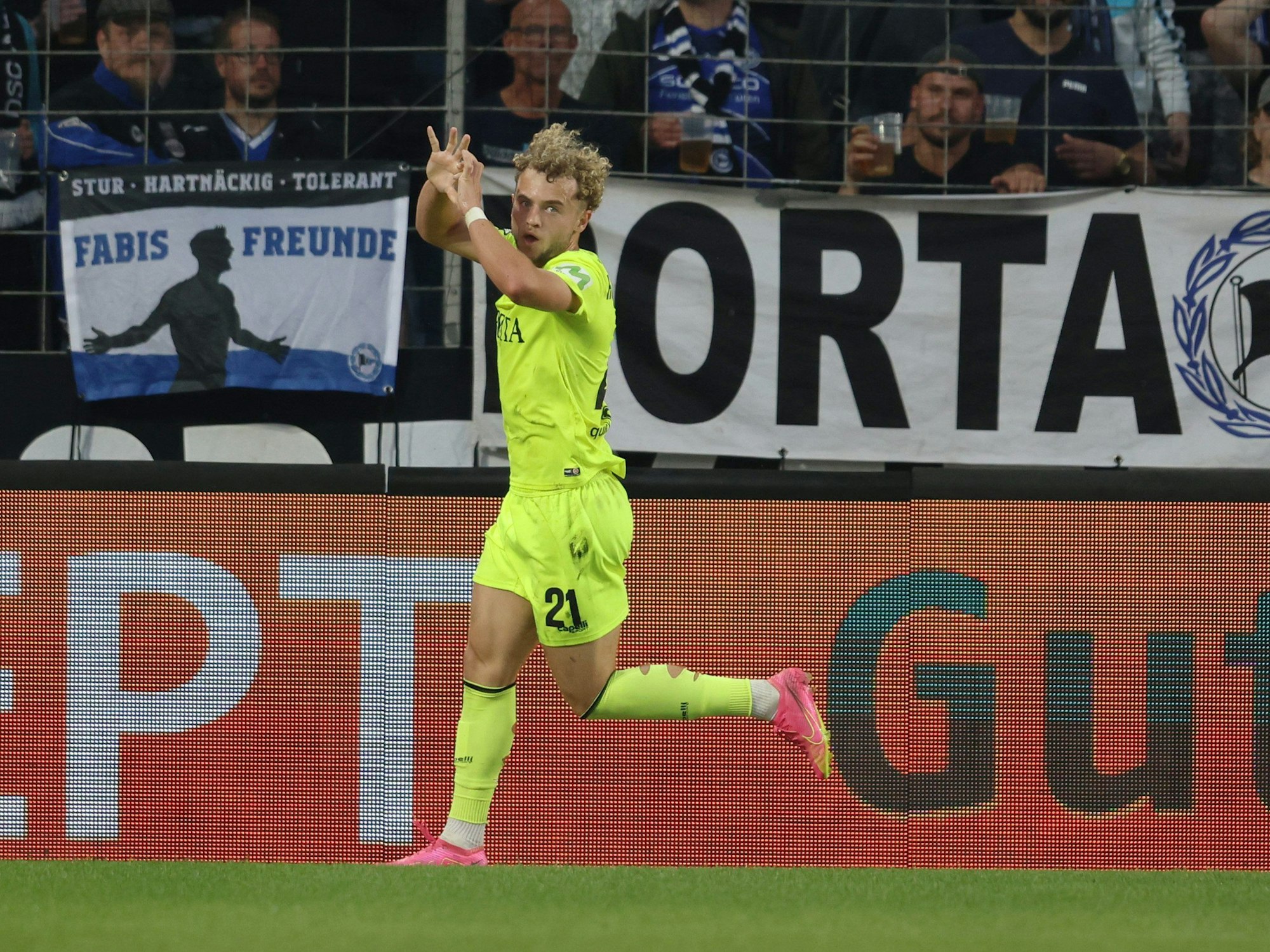 Benedict Hollerbach jubelt gegen Arminia Bielefeld.