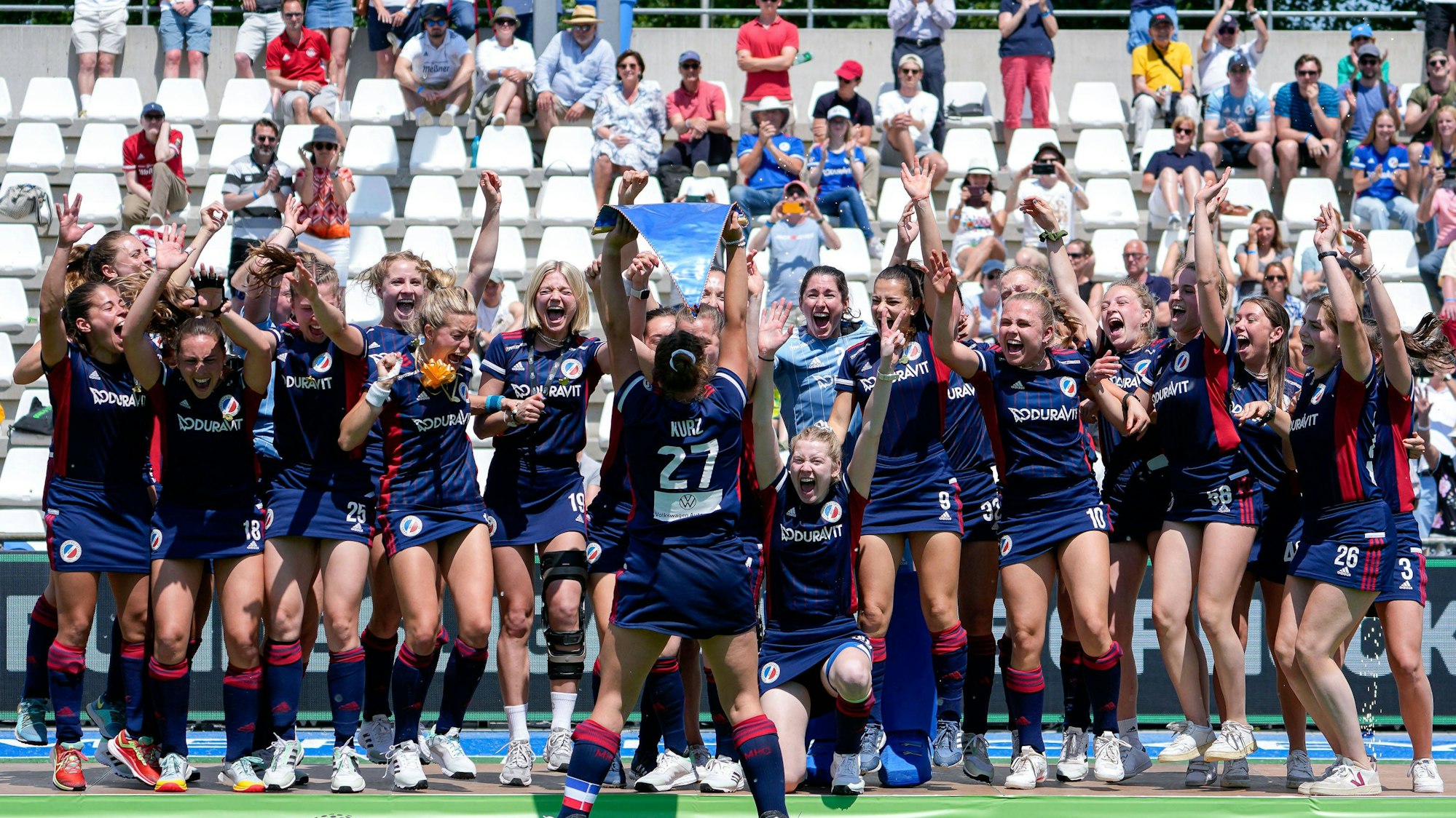 Die Spielerinnen des Mannheimer HC bejubeln ihren Titelgewinn.