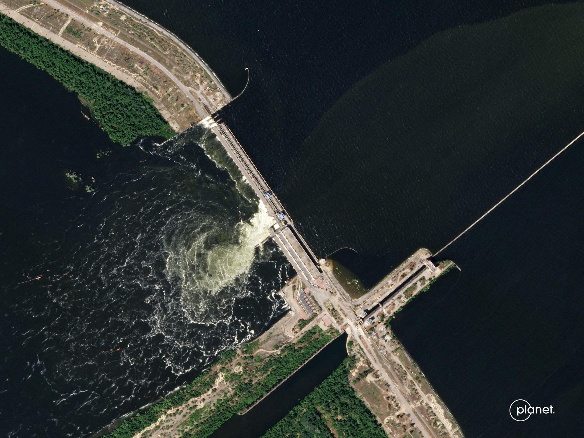 Dieses von Planet Labs PBC am 4. Juni 2023 aufgenommene Satellitenbild zeigt den Kachowka-Staudamm im Süden der Ukraine nach seiner teilweisen Zerstörung.