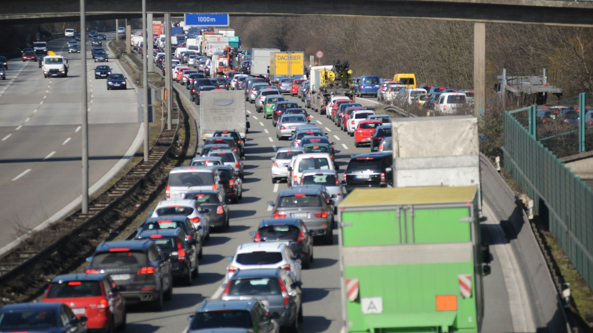 Auf der A57 staut sich der Verkehr (Archivfoto)