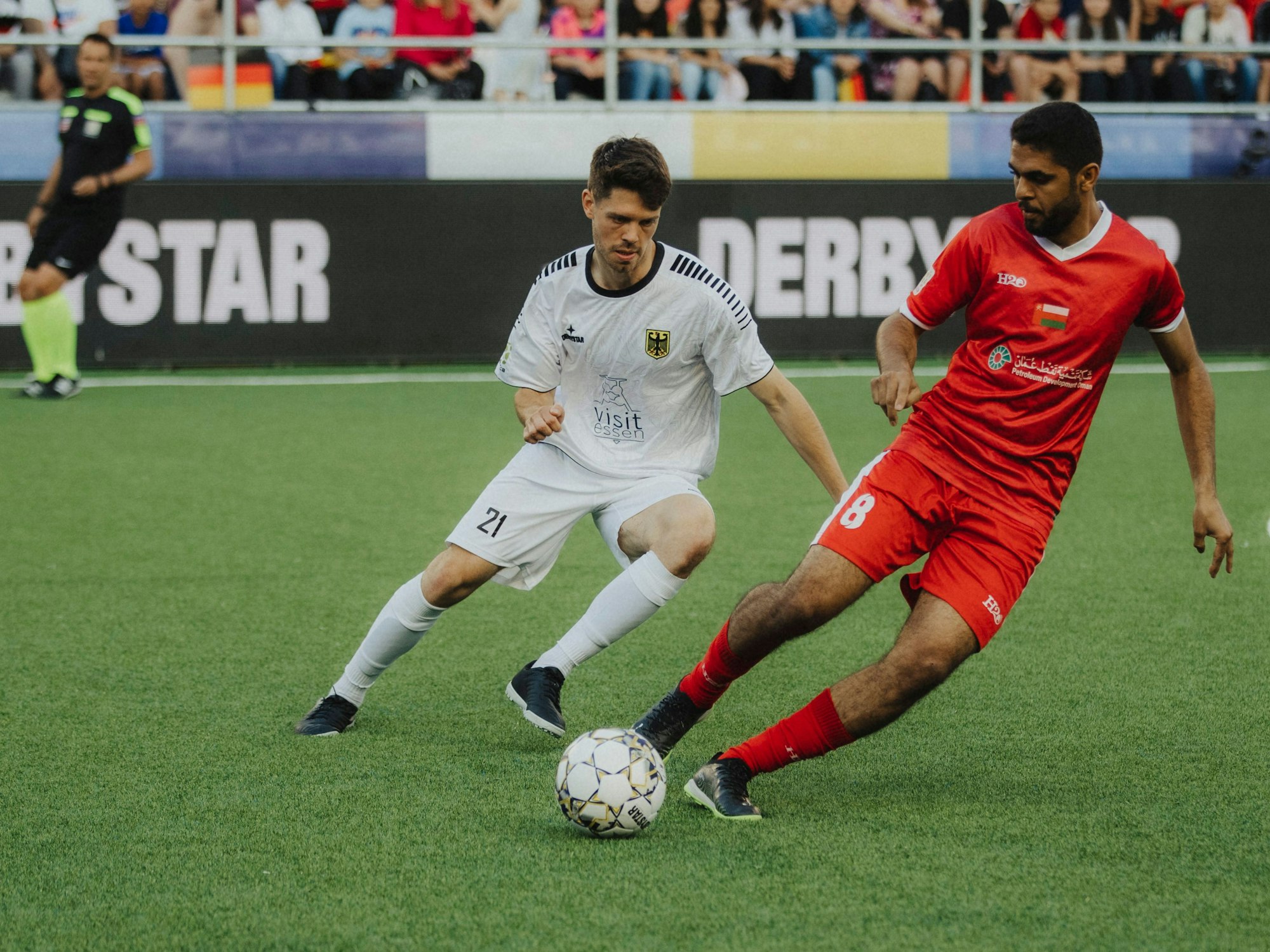 Jacob Göker läuft im Spiel gegen den Oman seinem Gegenspieler hinterher.