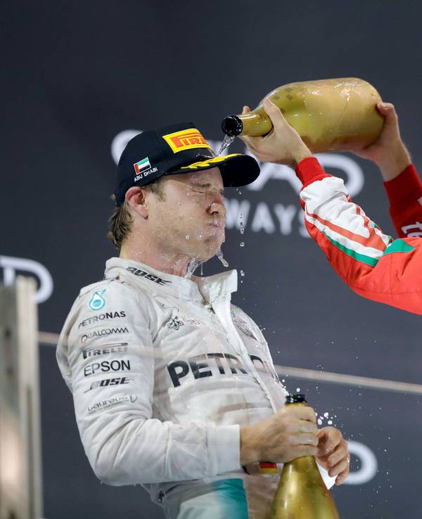 Sebastian Vettel und Nico Rosberg feiern.