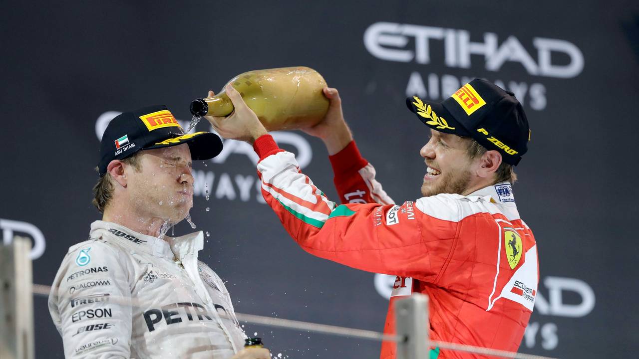 Sebastian Vettel und Nico Rosberg feiern.