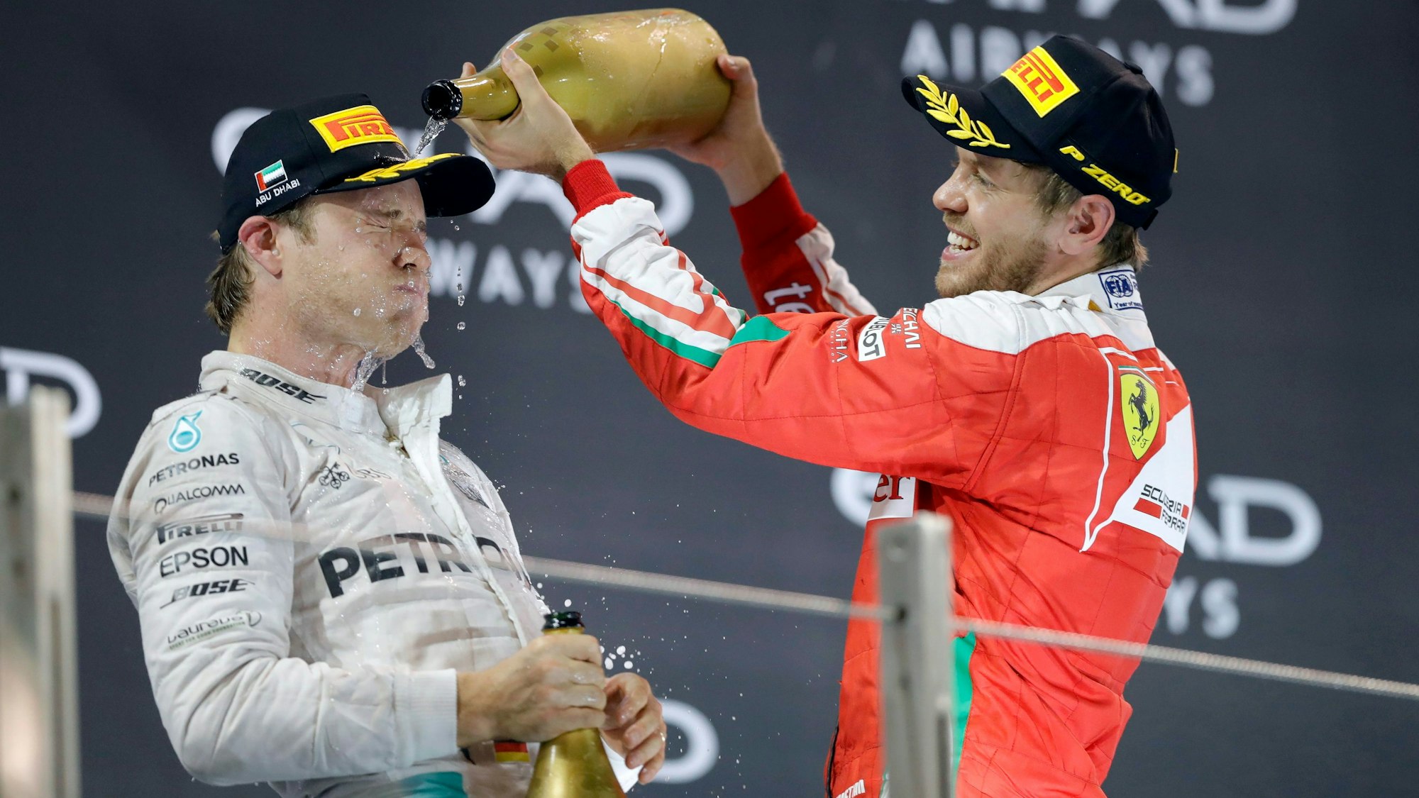 Sebastian Vettel und Nico Rosberg feiern.