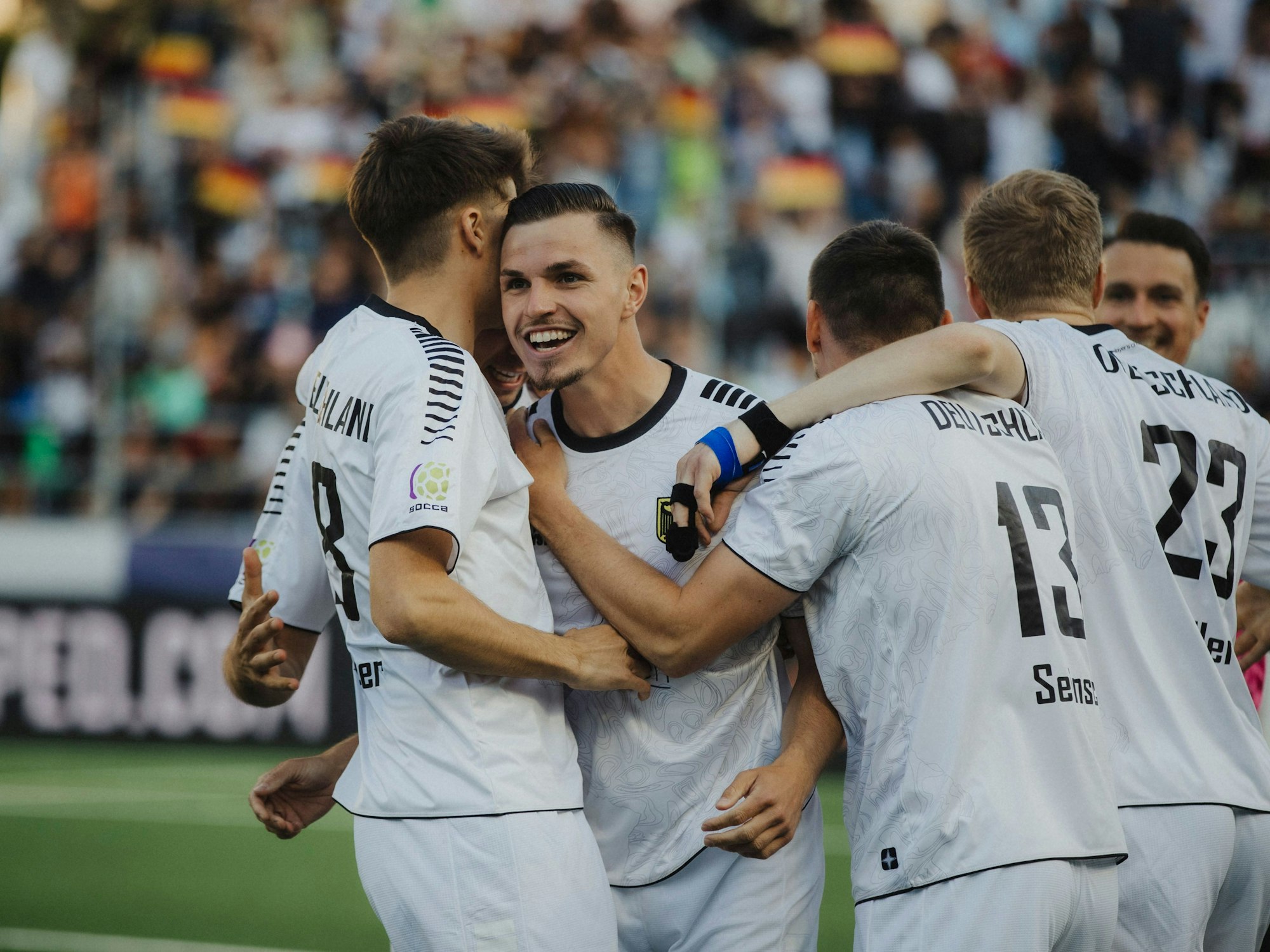 Deutsche Spieler jubeln gemeinsam nach einem Tor bei der Kleinfeld-WM in Essen.