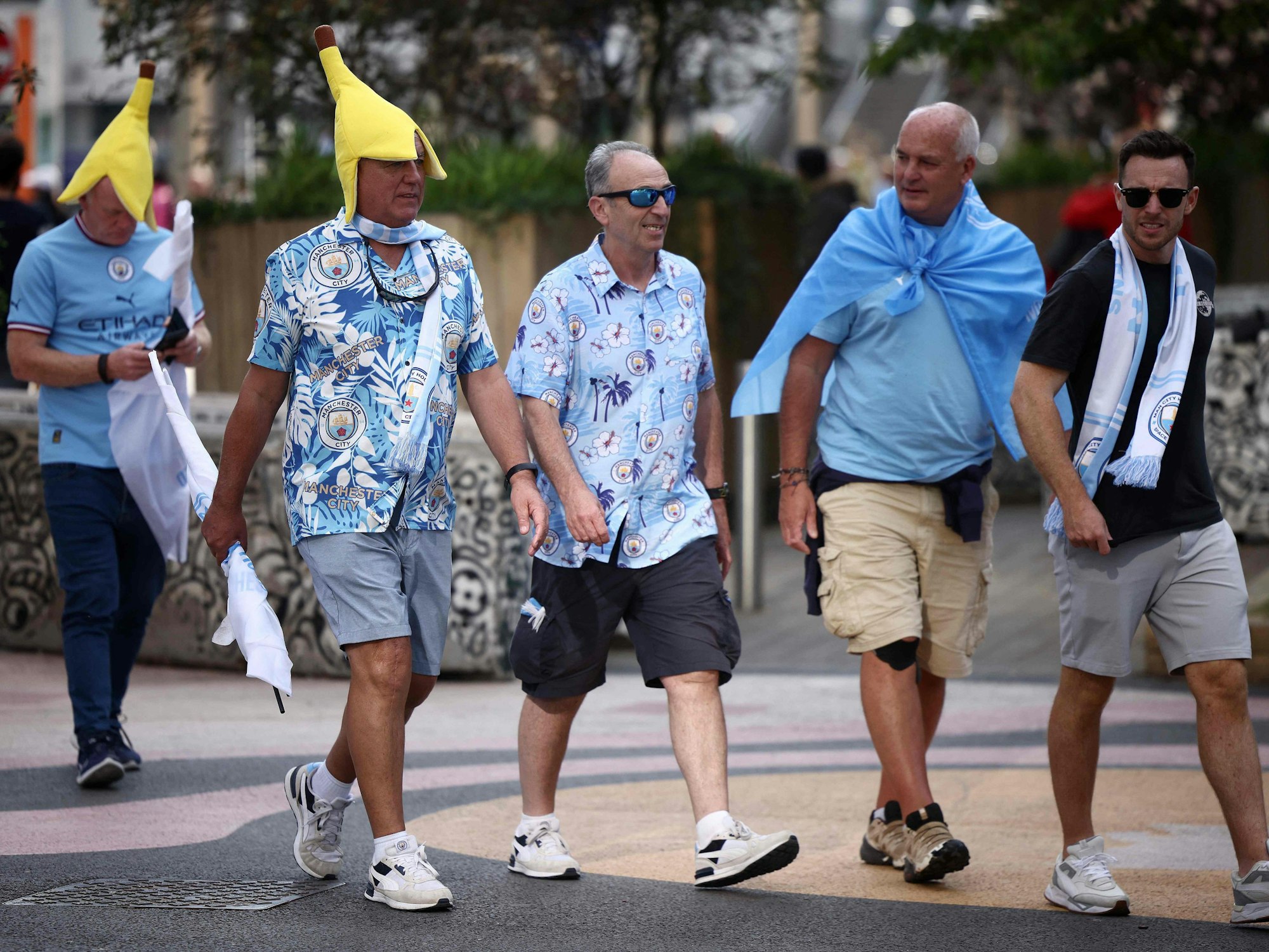 Manchester-City-Fans verlassen glücklich das Wembley Stadium in London.