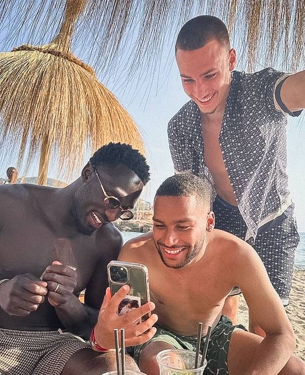 Kingsley Schindler, Linton Maina und Tim Lemperle sitzen in Ibiza am Strand
