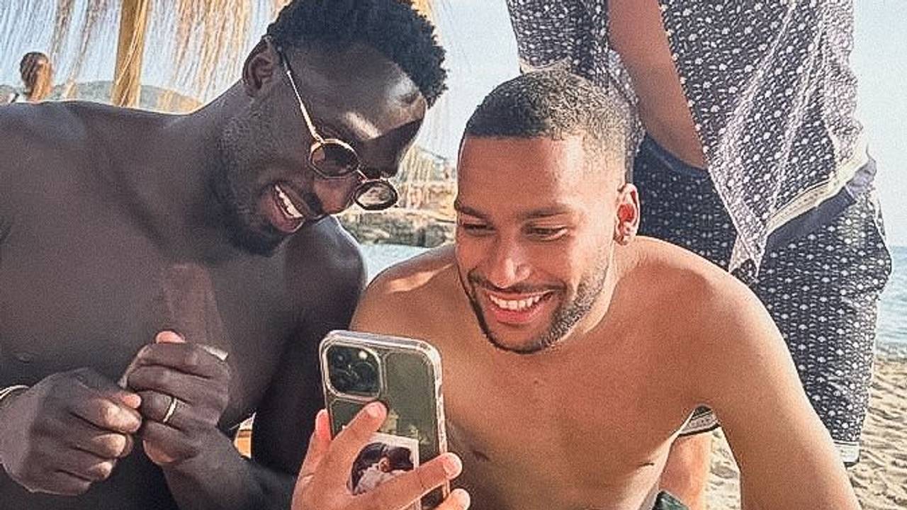 Kingsley Schindler, Linton Maina und Tim Lemperle sitzen in Ibiza am Strand