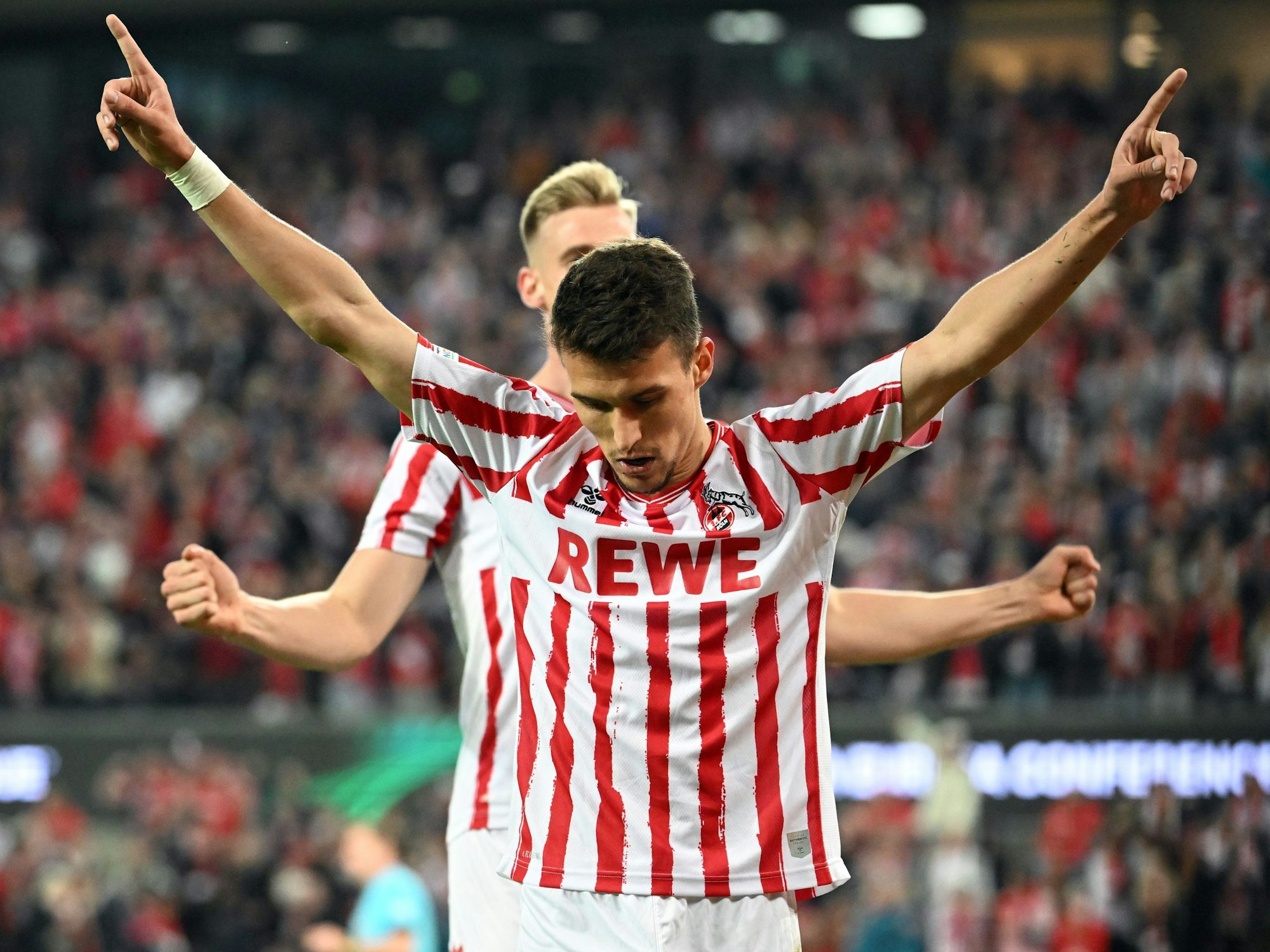 Kölns Dejan Ljubicic (vorn) und Steffen Tigges bejubeln das Tor zum 4:2.