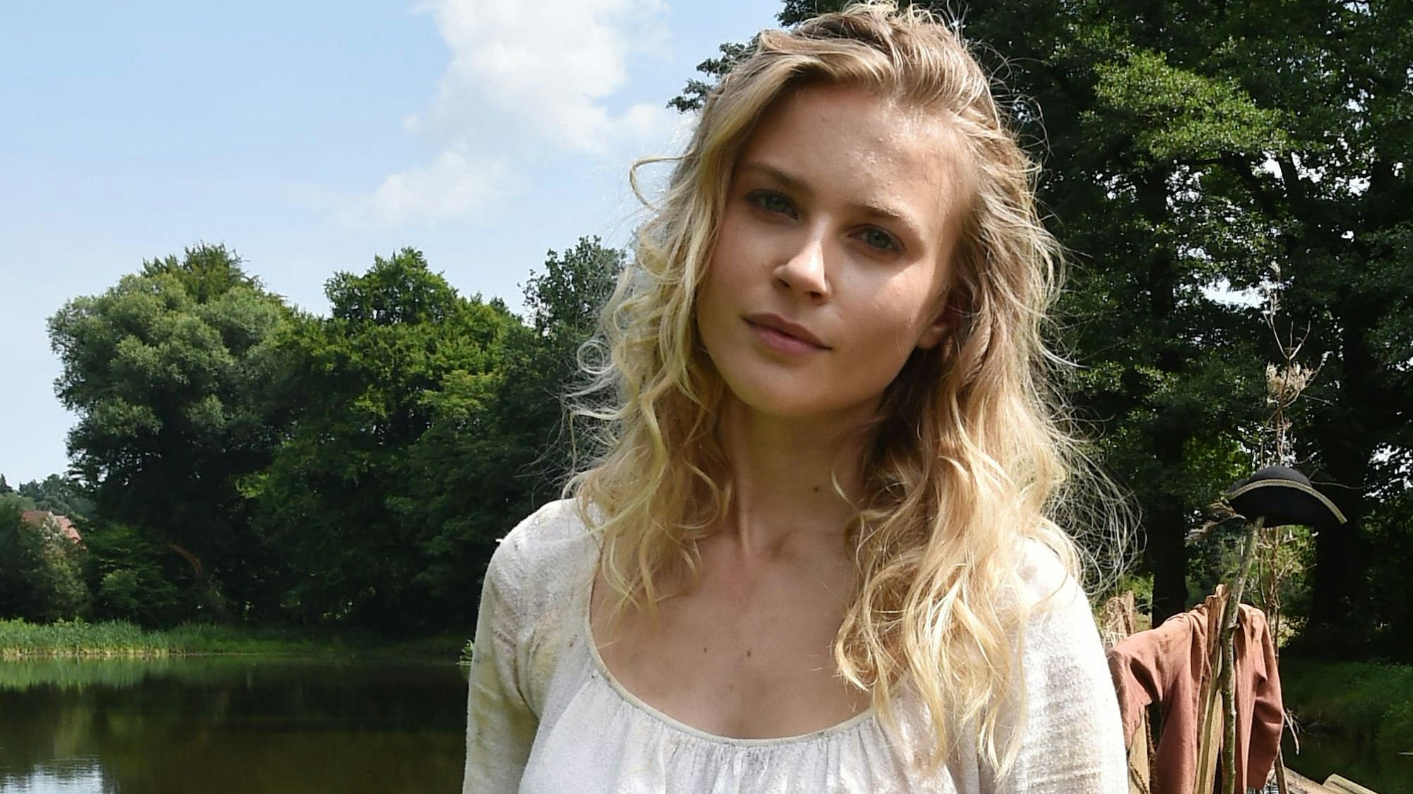 Die Schauspielerin Jeanne Goursaud bei ARD-Dreharbeiten für den Märchenfilm „Der Schweinehirt“.