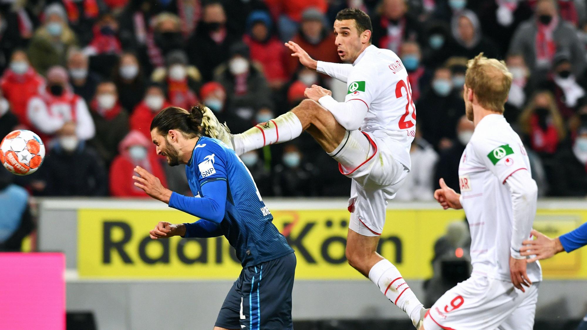 Ellyes Skhiri geht mit Sprung zum Ball gegen Florian Grillitsch.