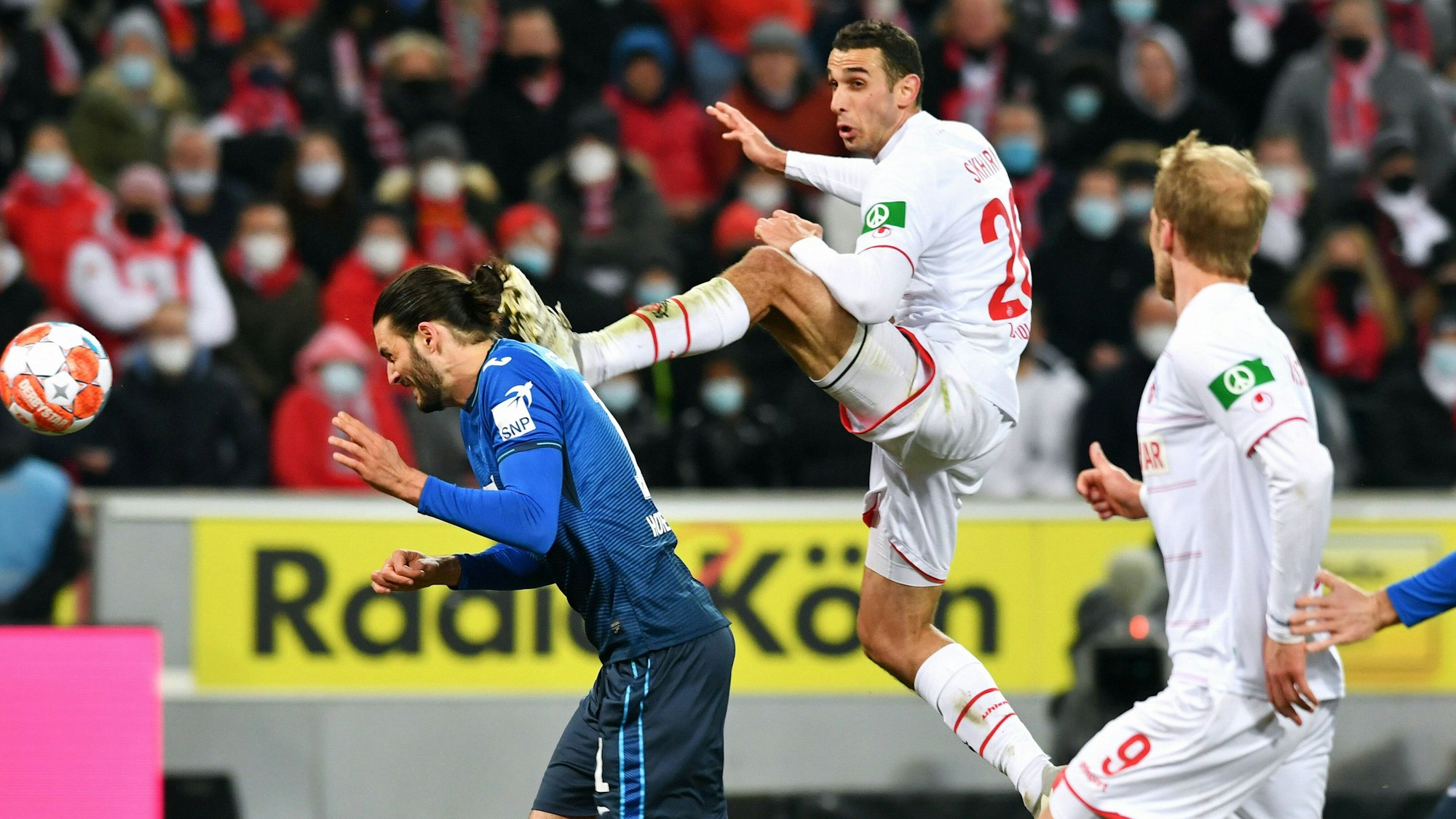 Ellyes Skhiri geht mit Sprung zum Ball gegen Florian Grillitsch.