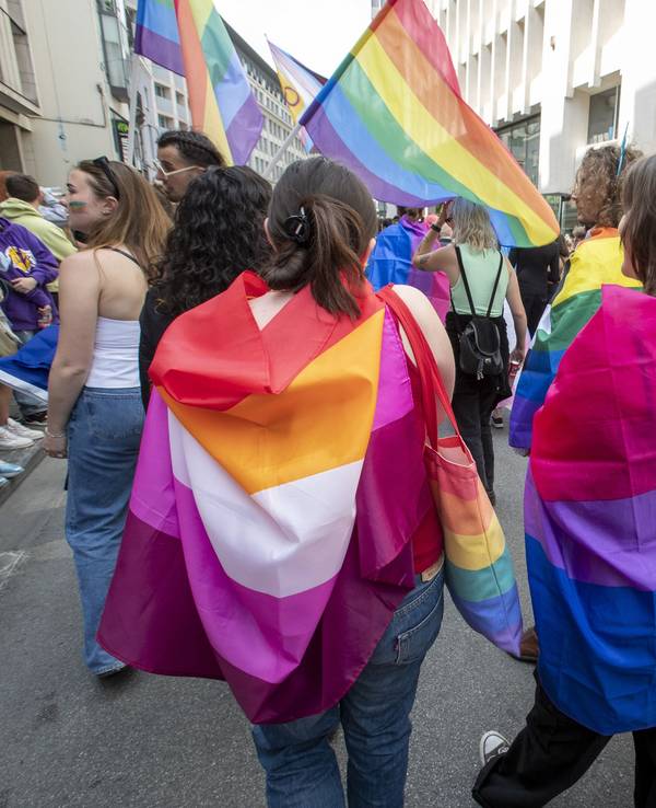 Menschen nehmen an einer LGBTQI+-Demonstration teil.