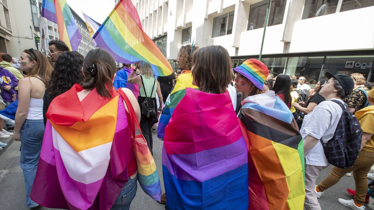Menschen nehmen an einer LGBTQI+-Demonstration teil.