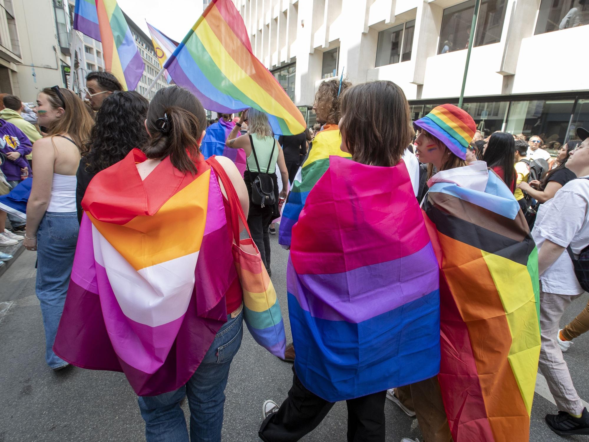Menschen nehmen an einer LGBTQI+-Demonstration teil.