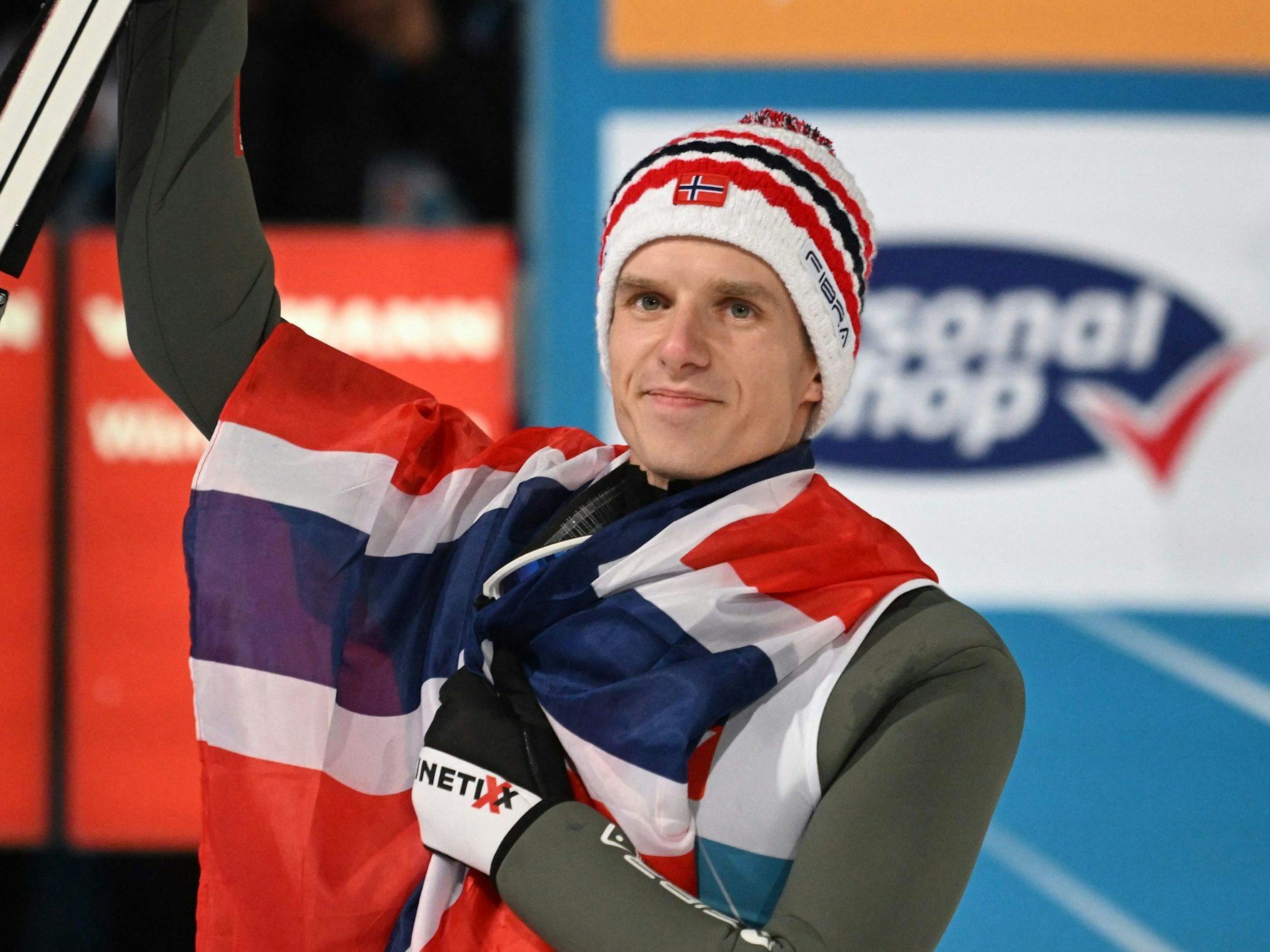 Skispringer Halvor Egner Granerud jubelt.