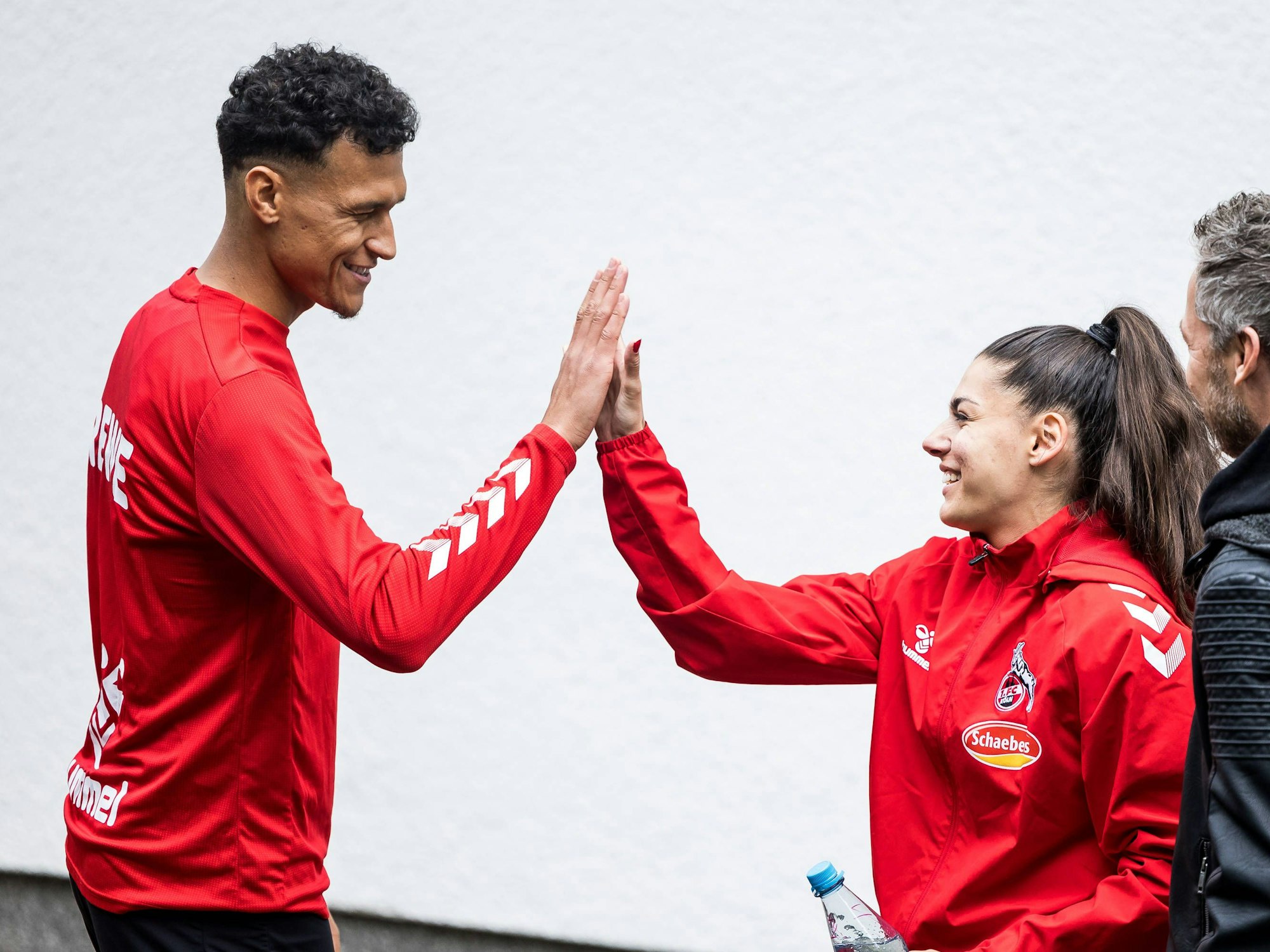 Manjou Wilde klatscht am 24. Mai 2023 am Geißbockheim mit Davie Selke ab.