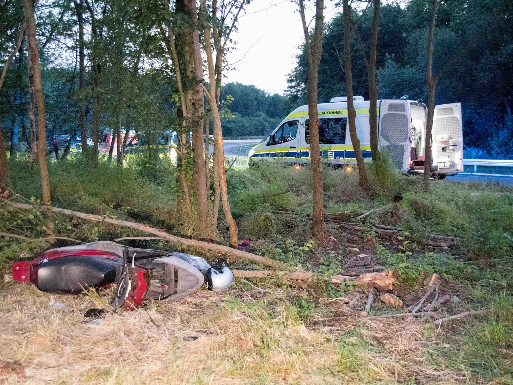 Ein Motorroller liegt nach einem Unfall am Rand der Autobahn 4 (A4). Ein Mann ist mit seinem Motorroller auf der A4 in Köln von der Straße abgekommen und gestorben.