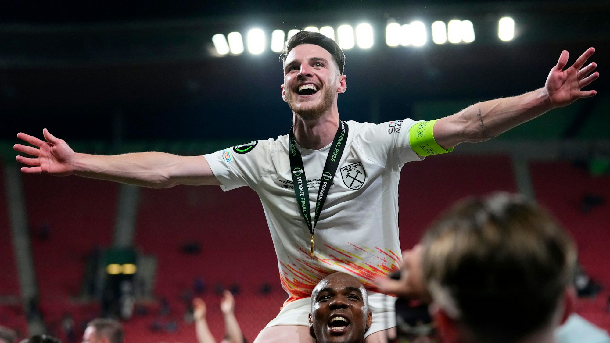 Declan Rice von West Ham United lässt sich nach dem Conference-League-Finale feiern.