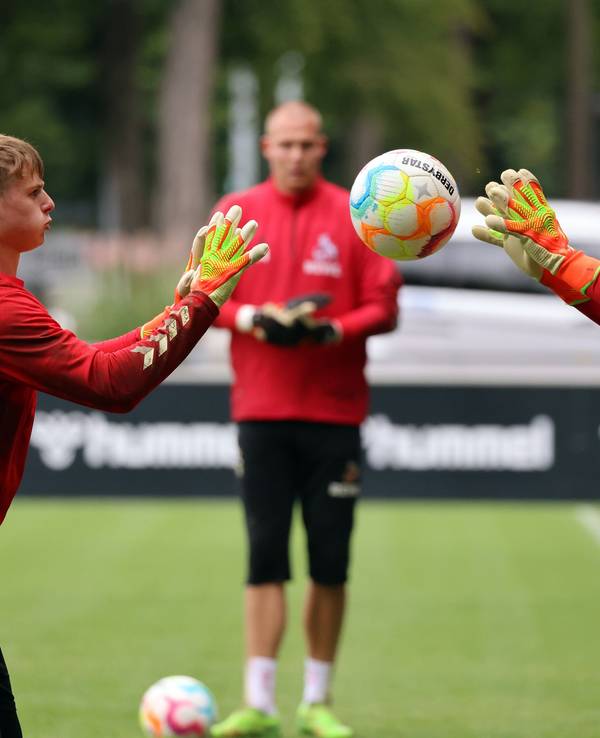 Jonas Urbig und Marvin Schwäbe trainieren beim 1. FC Köln mit einem Ball.