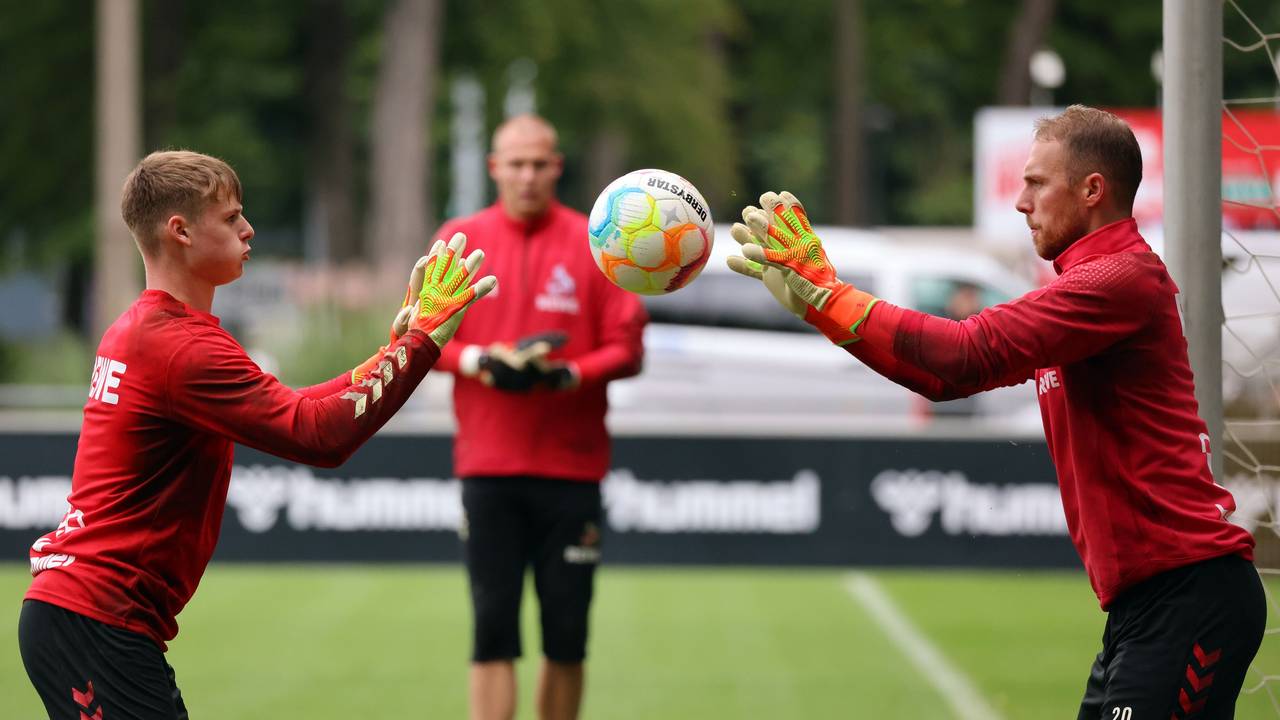 Jonas Urbig und Marvin Schwäbe trainieren beim 1. FC Köln mit einem Ball.