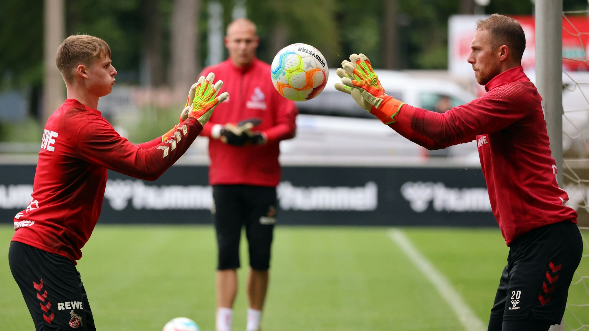Jonas Urbig und Marvin Schwäbe trainieren beim 1. FC Köln mit einem Ball.