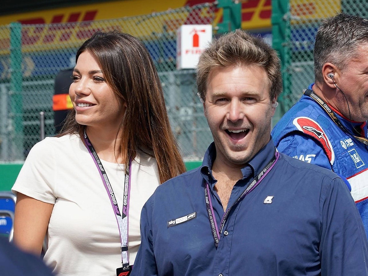 Moderator und Ex-Rennfahrer Davide Valsecchi steht neben Moderatorin Federica Masolin.