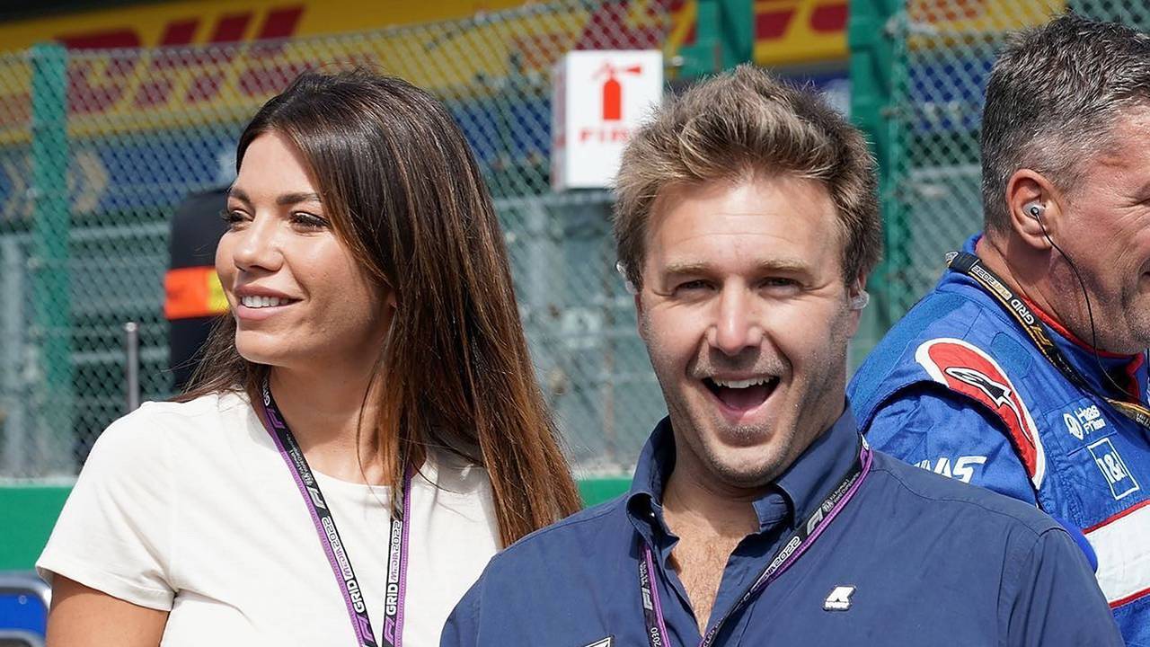 Moderator und Ex-Rennfahrer Davide Valsecchi steht neben Moderatorin Federica Masolin.